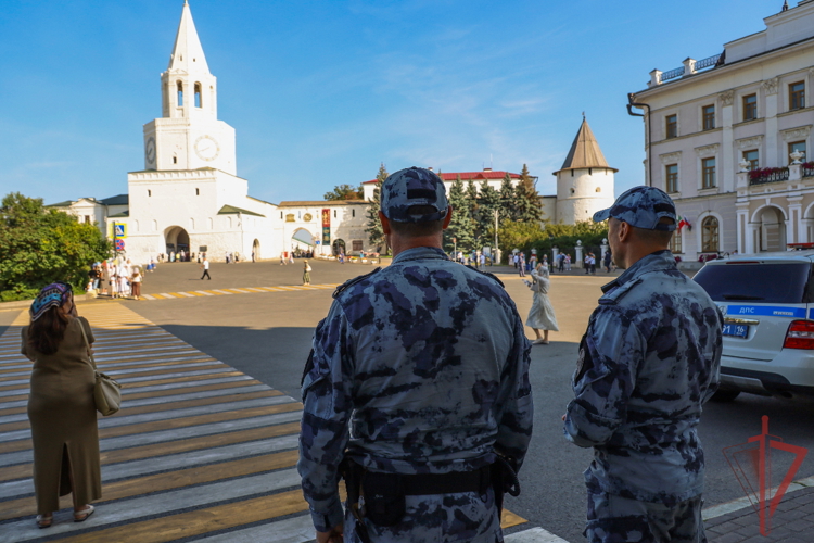 В Казани Росгвардия приняла участие в обеспечении безопасности крестного хода и освящения храма 