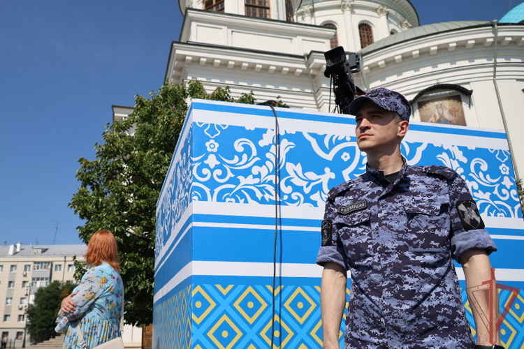 В Казани Росгвардия приняла участие в обеспечении безопасности крестного хода и освящения храма 