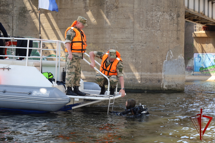 Военнослужащие взвода патрульных катеров казанского полка Росгвардии празднуют День ВМФ России в боевом строю
