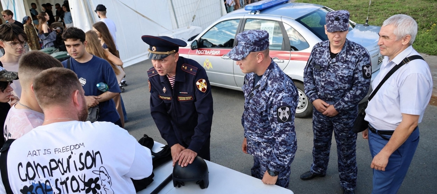 Росгвардейцы представили ведомство на «Аллее профориентации» в Казани