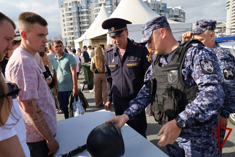 Росгвардейцы представили ведомство на «Аллее профориентации» в Казани