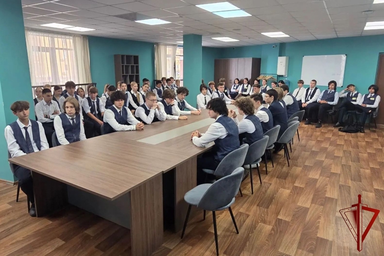Военнослужащие казанского отряда специального назначения рассказали казанским школьникам о борьбе с терроризмом