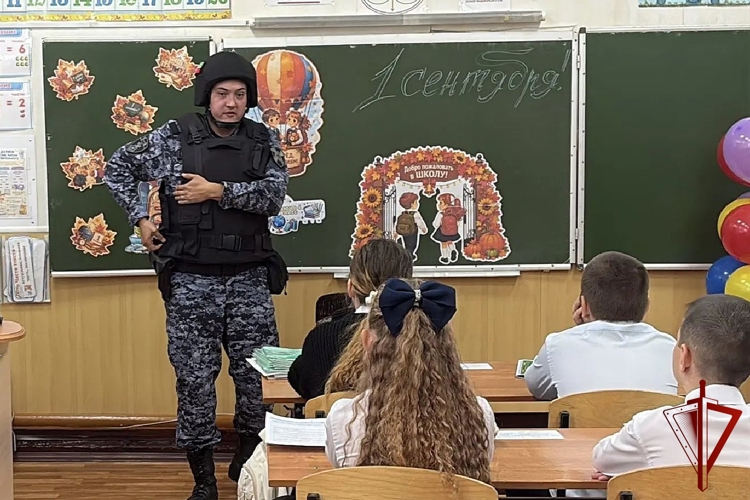 В Татарстане сотрудники вневедомственной охраны Росгвардии провели уроки мужества для школьников в День солидарности в борьбе с терроризмом