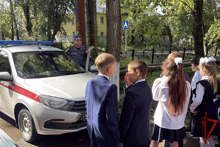 В Татарстане сотрудники вневедомственной охраны Росгвардии провели уроки мужества для школьников в День солидарности в борьбе с терроризмом