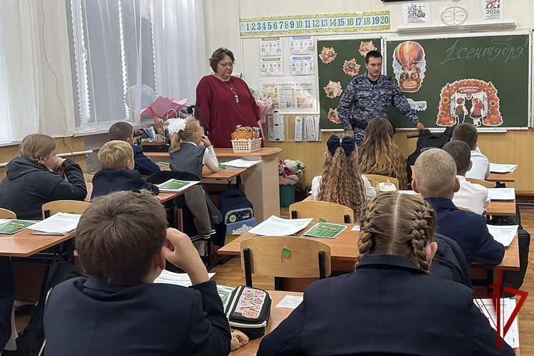 В Татарстане сотрудники вневедомственной охраны Росгвардии провели уроки мужества для школьников в День солидарности в борьбе с терроризмом