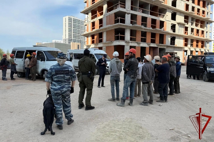 В Татарстане бойцы СОБР Росгвардии оказали силовую поддержку при проведении рейдов по выявлению незаконных мигрантов