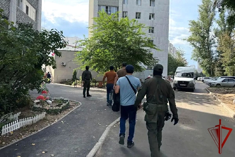 В Татарстане бойцы СОБР Росгвардии оказали силовую поддержку при проведении рейдов по выявлению незаконных мигрантов