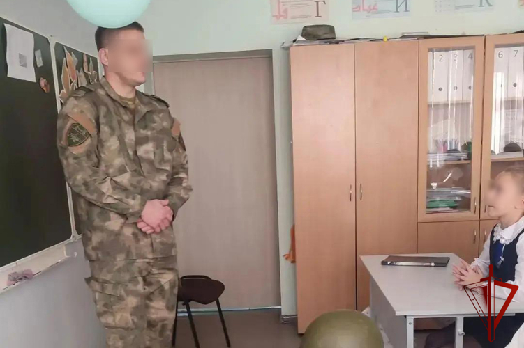 В преддверии Дня отца казанский спецназовец Росгвардии рассказал школьникам о службе в ведомстве