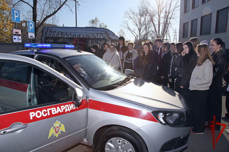 В Казани сотрудники вневедомственной охраны Росгвардии провели день открытых дверей для старшеклассников