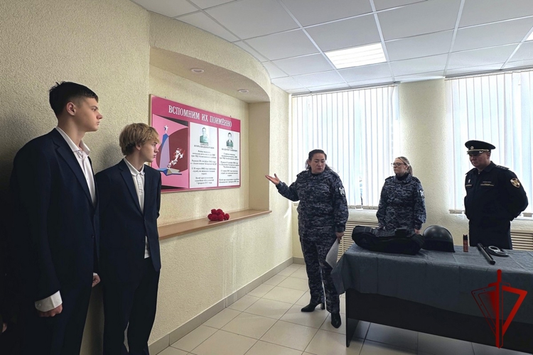 В Альметьевске сотрудники вневедомственной охраны Росгвардии показали школьникам, как работает их подразделени