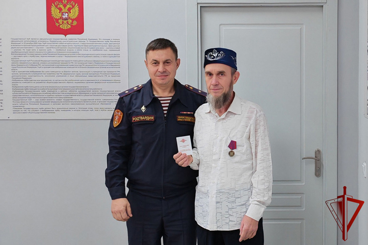 В Буинске поздравили ветерана вневедомственной охраны Росгвардии с 60-летним юбилеем 
