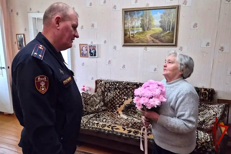 В Татарстане сотрудники Росгвардии поздравили ветеранов ведомства с Днем пожилого человека 
