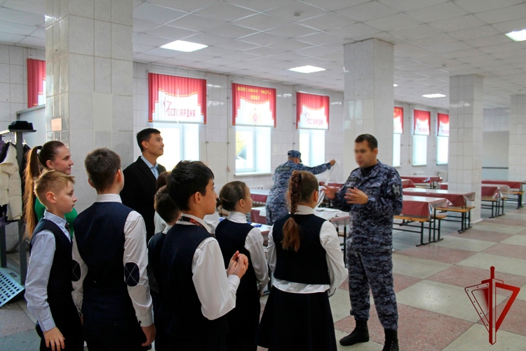 В честь Дня повара росгвардейцы в Казани устроили кулинарный мастер-класс для учеников подшефной школы
