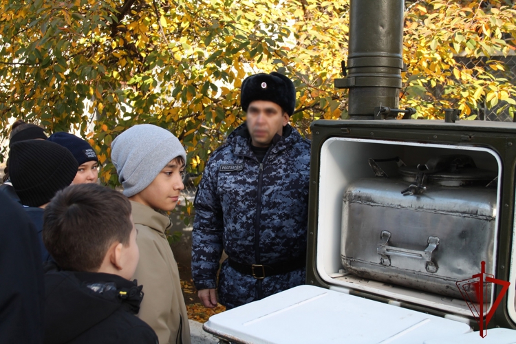 В честь Дня повара росгвардейцы в Казани устроили кулинарный мастер-класс для учеников подшефной школы