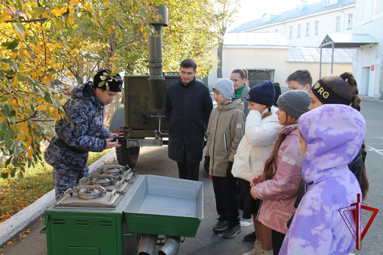 В честь Дня повара росгвардейцы в Казани устроили кулинарный мастер-класс для учеников подшефной школы
