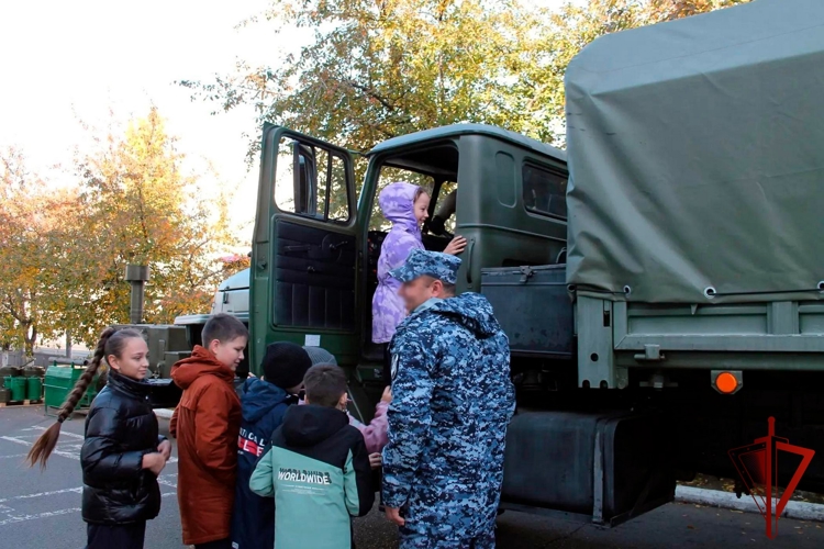 В честь Дня повара росгвардейцы в Казани устроили кулинарный мастер-класс для учеников подшефной школы