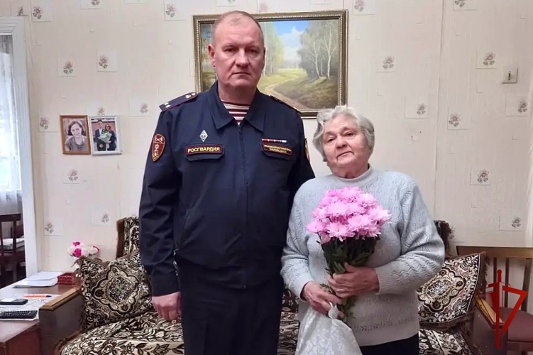 В Татарстане сотрудники Росгвардии поздравили ветеранов ведомства с Днем пожилого человека 